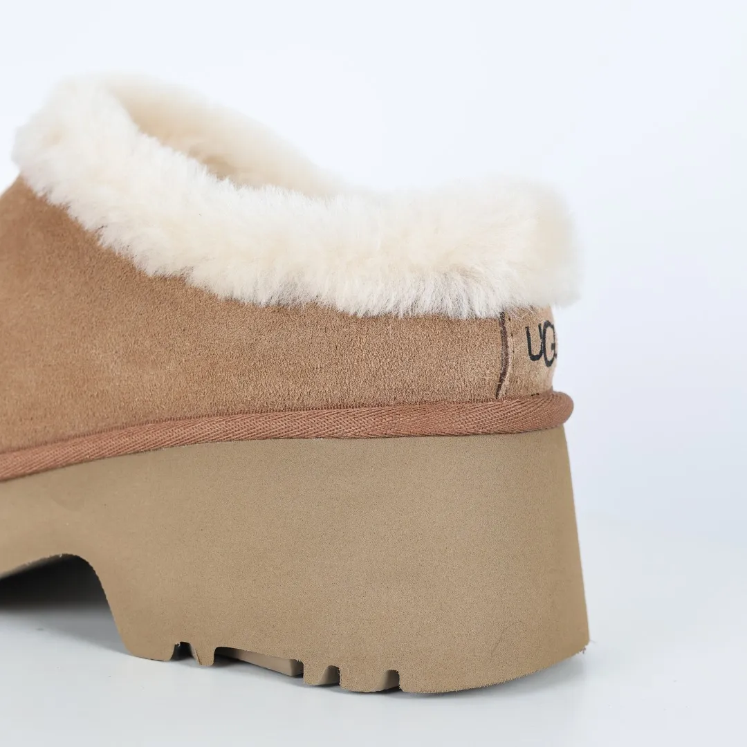 Pick up locally 💰560 Core recommended good price It is a very suitable choice for home use. In recent years, uug has launched a series of styles, which are partially geared towards the preferences of young consumers and have also moved to the forefront of fashion trends. Shoe body material: water-repellent coated suede upper, 17 mm UGGPURE™ implantable wool insole, lightweight non-slip and comfortable rubber outsole, with brand LOGO and trademark, with full packaging Size: 35 36 37 38 39 40